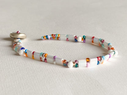 Handgemachtes Armband  weiss bunt mit Knebelverschluss - bohoschmuck Sabetti