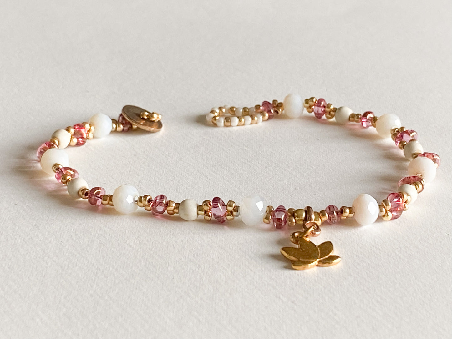 Handgemachtes Armband  gold rosa weiss mit Charm  mit Knebelverschluss - bohoschmuck Sabetti
