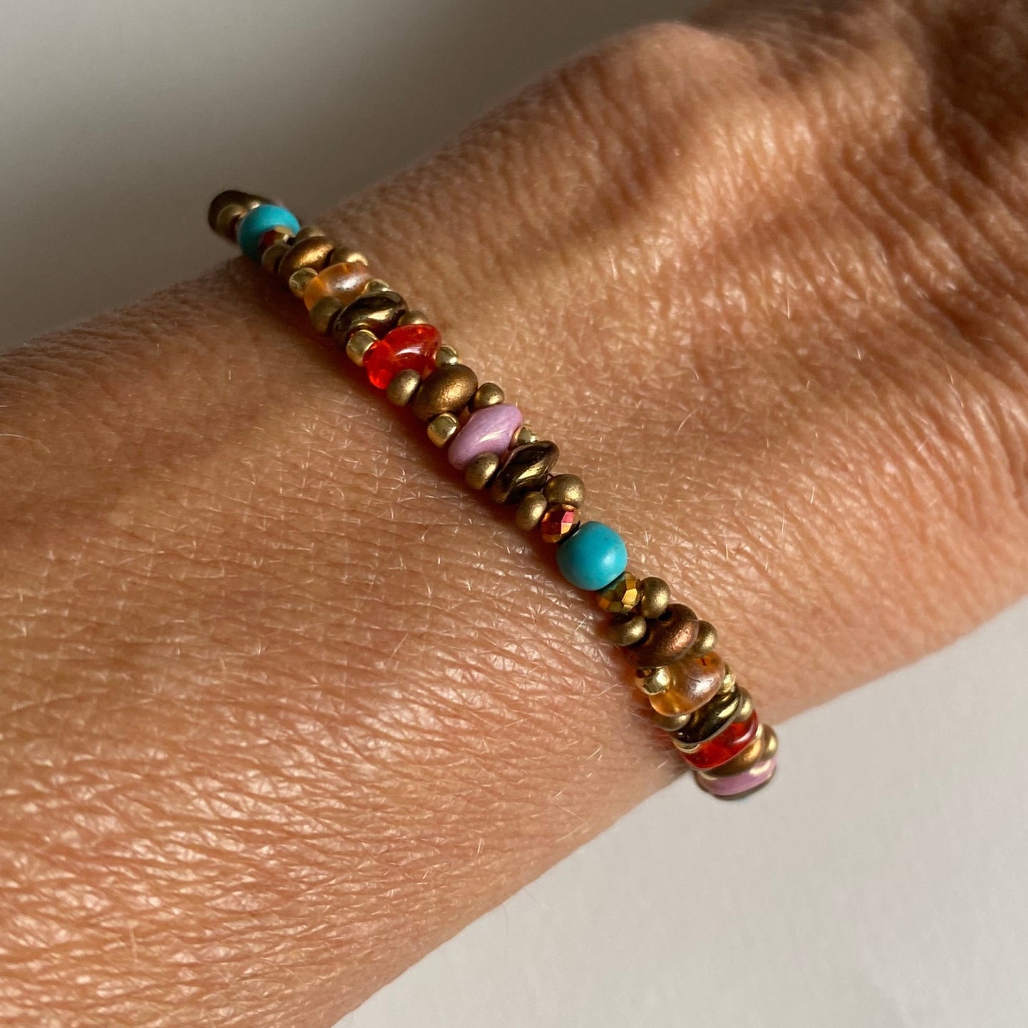 Frau trägt handgemachtes Armband