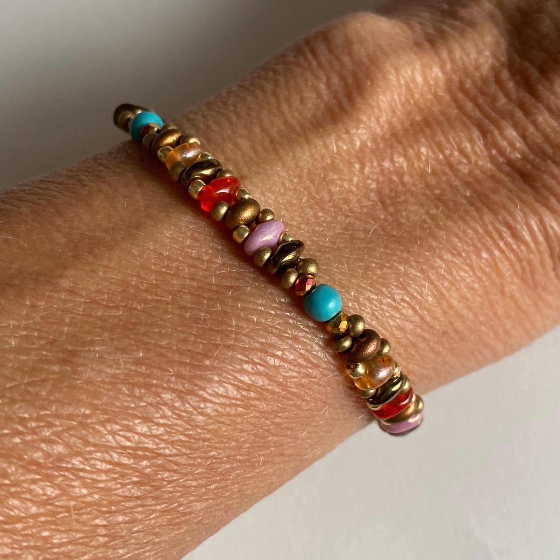 Frau trägt handgemachtes Armband