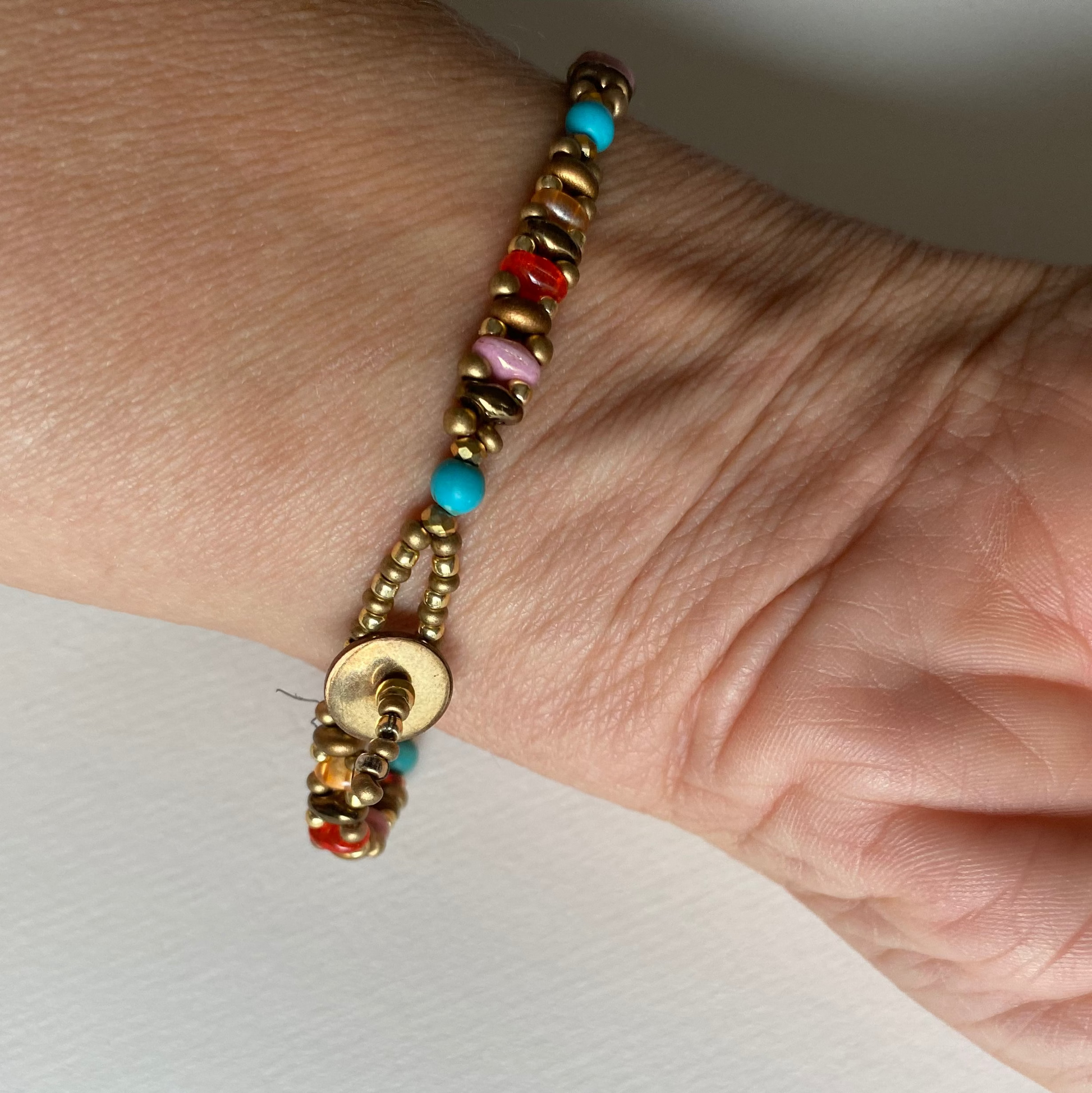 Frau trägt handgmachtes Armband