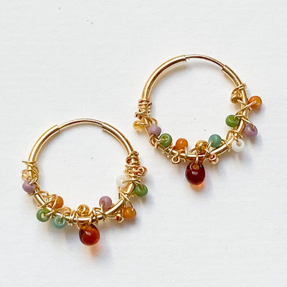 Handgemachte 14k Gold Filled Creolen mit Herbstfarben Glasperlen - Sabetti| Boho-Schmuck