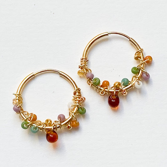 Handgemachte 14k Gold Filled Creolen mit Herbstfarben Glasperlen - Sabetti| Boho-Schmuck