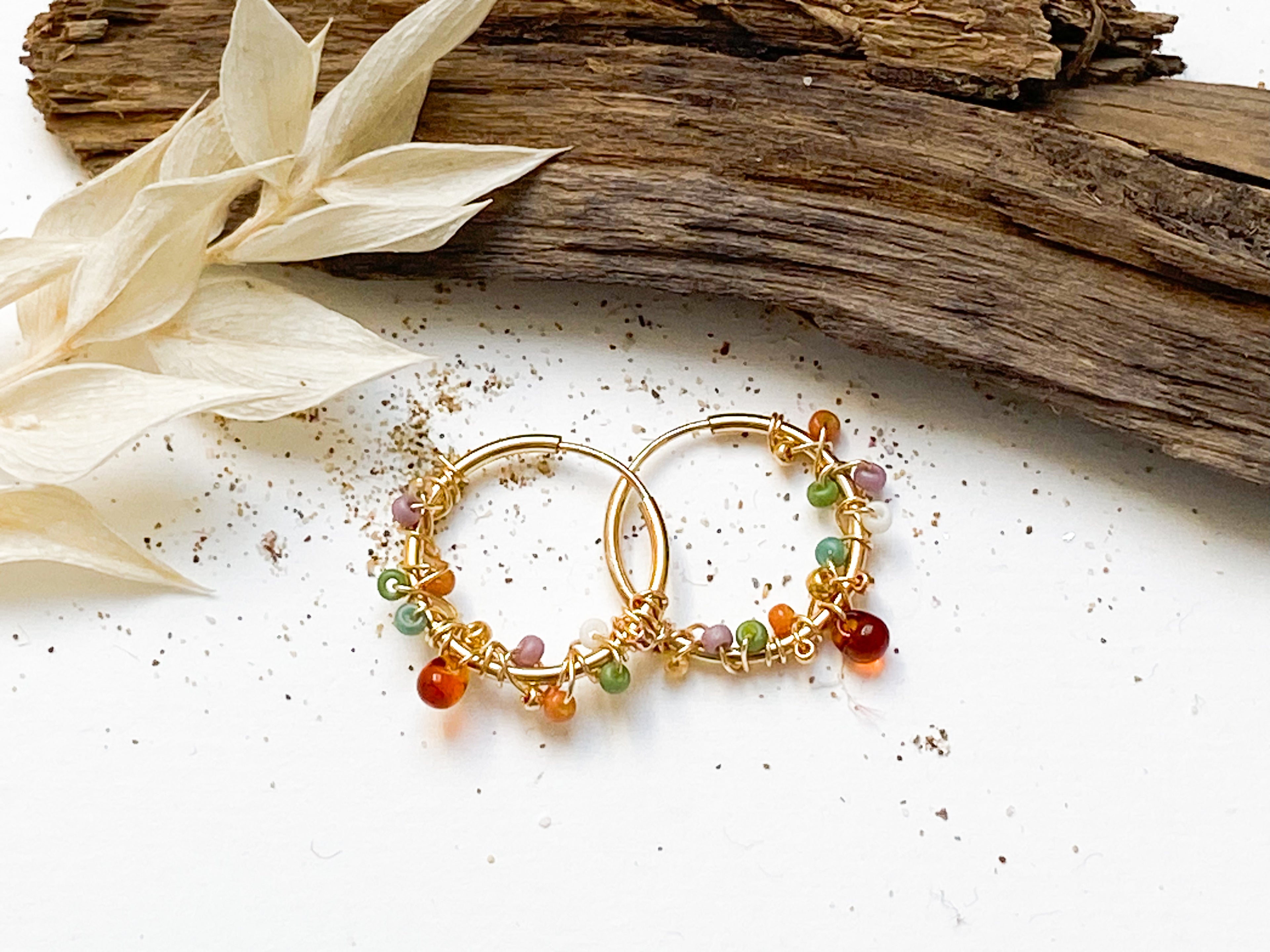 Handgemachte 14k Gold Filled Creolen mit Herbstfarben Glasperlen - Sabetti| Boho-Schmuck
