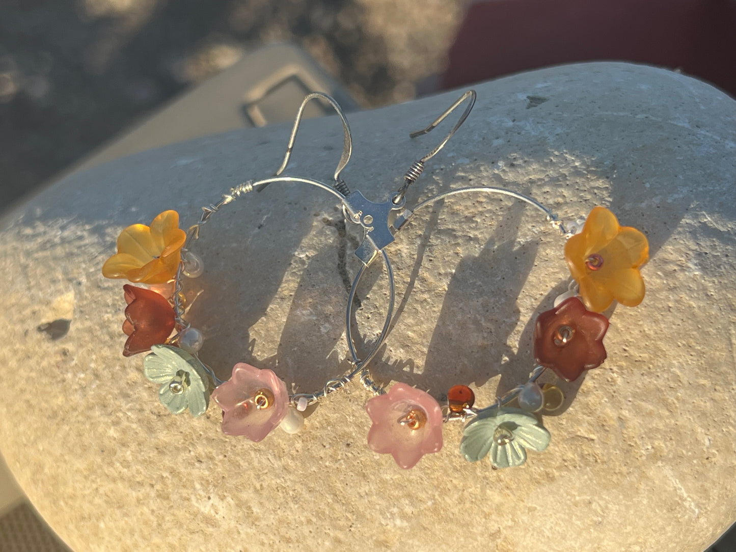 Silber Boho Creolen mit zarten Blüten - VAYA