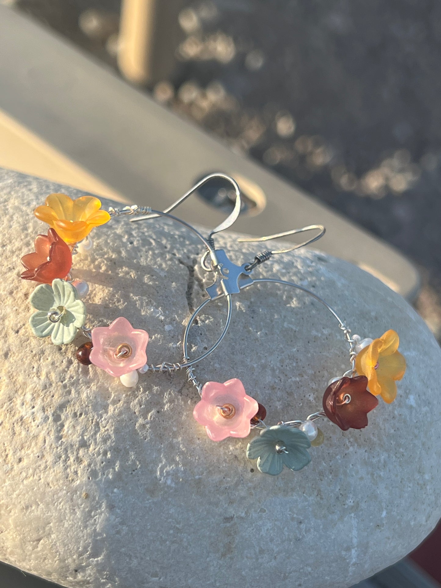 Silber Boho Creolen mit zarten Blüten - VAYA