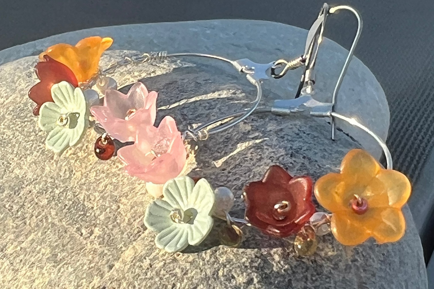 Silber Boho Creolen mit zarten Blüten - VAYA