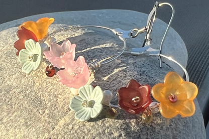 Silber Boho Creolen mit zarten Blüten - VAYA