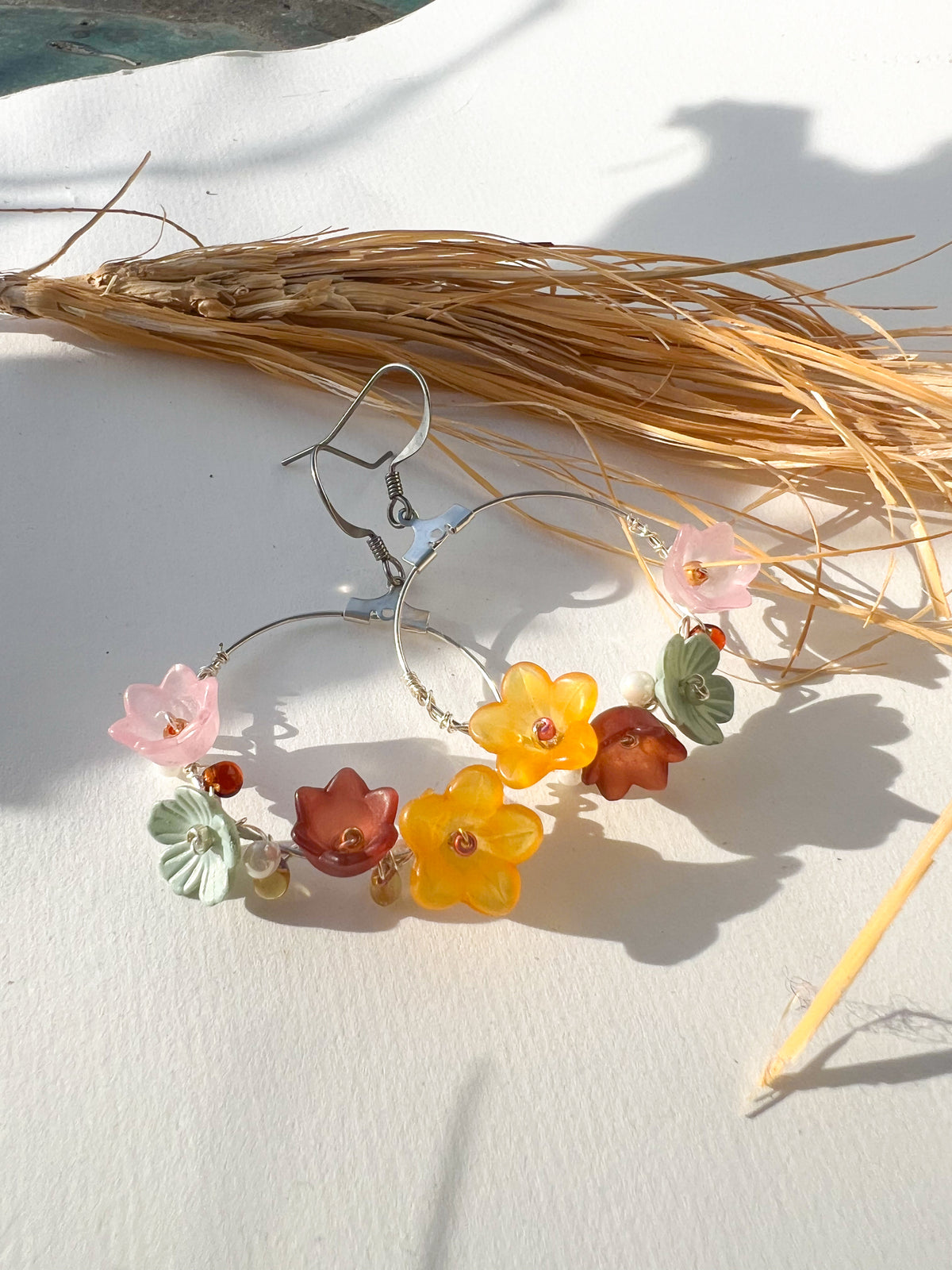 Silber Boho Creolen mit zarten Blüten - VAYA