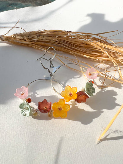 Silber Boho Creolen mit zarten Blüten - VAYA