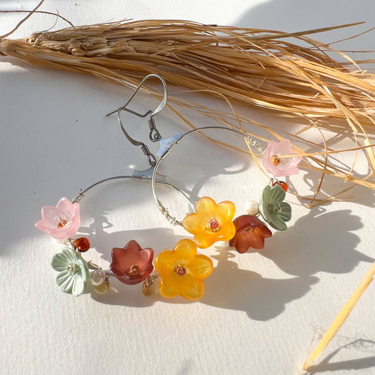 VAYA silberne Blüten-Creolen am Ohr als Boho Look – handgemachte Ohrringe von sa