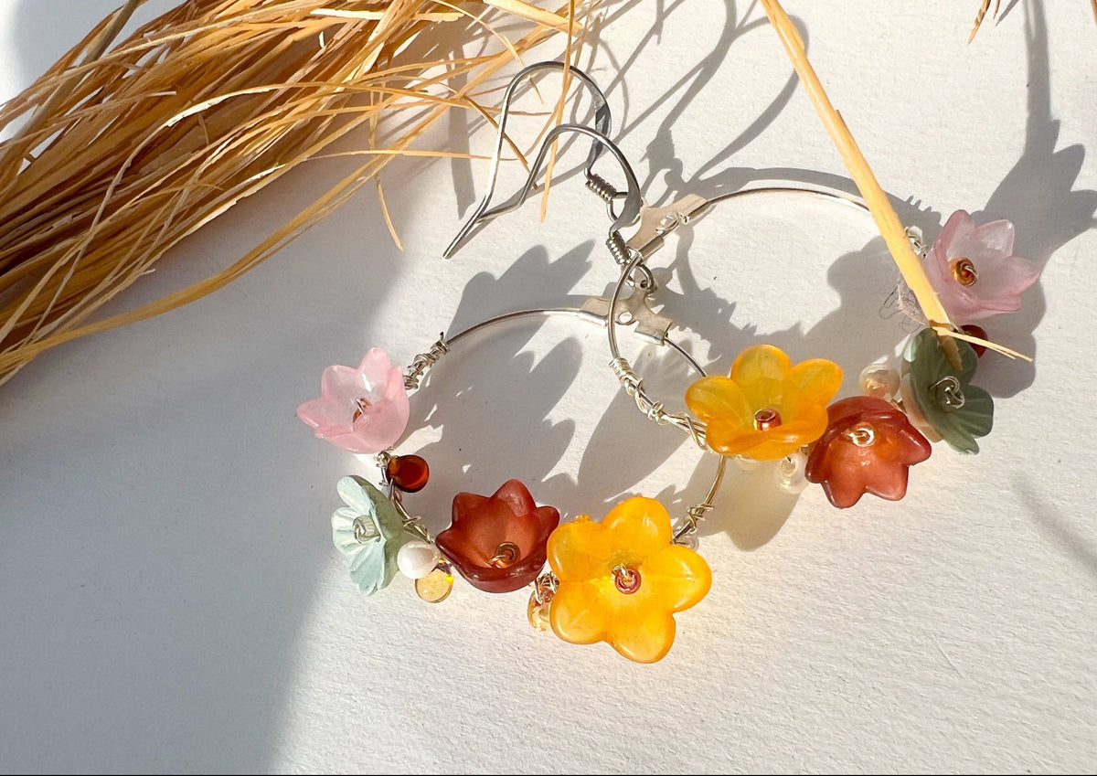 Silber Boho Creolen mit zarten Blüten - VAYA