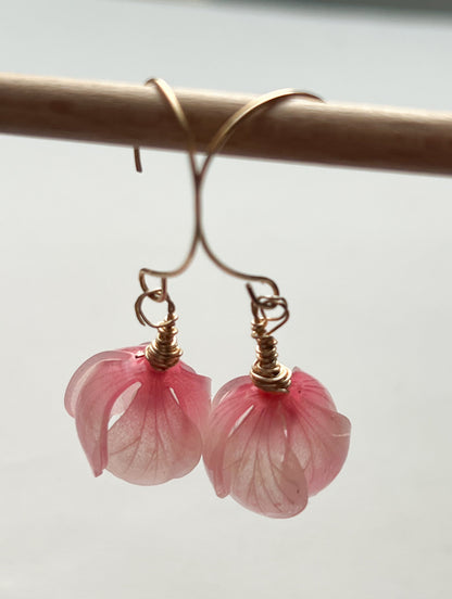 CERISE – Handgemachte goldene Boho-Ohrringe mit Blütenanhänger