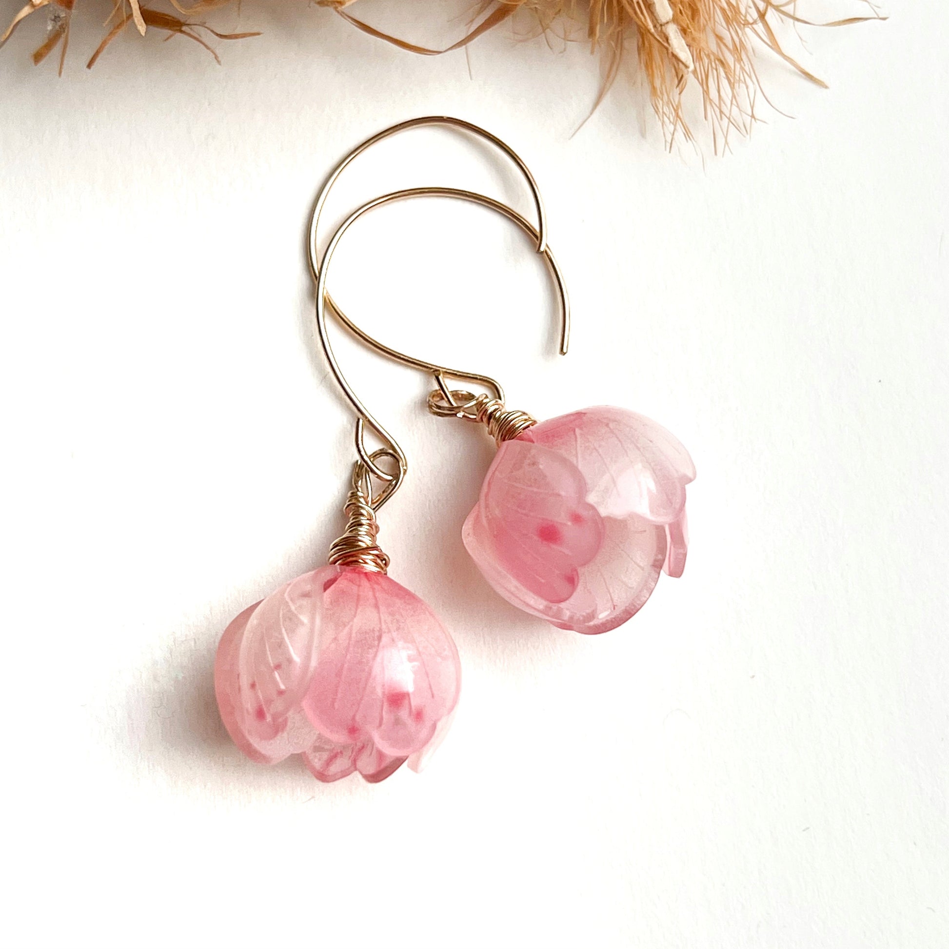 CERISE – Handgemachte goldene Boho-Ohrringe mit Blütenanhänger