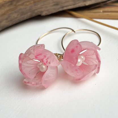 CERISE – Handgemachte goldene Boho-Ohrringe mit Blütenanhänger