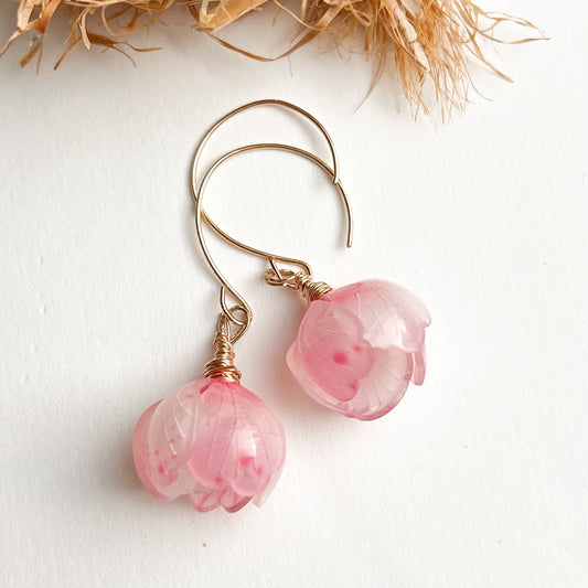 CERISE – Handgemachte goldene Boho-Ohrringe mit Blütenanhänger